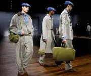 Aeropuerto de Tampa lanza campaña contra pijamas y Crocs para recuperar elegancia