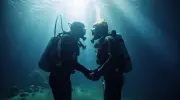 Amor que sana: Hombre supera coma tras buceo gracias al apoyo de su pareja