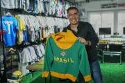 Bad Bunny rinde homenaje a Pelé usando su chaqueta del Mundial 1966 en conciertos brasileños