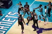 Batalla campal en la NBA: pelea masiva opaca victoria de Pistons sobre Hornets