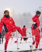 Bayern Múnich entrena bajo intensa nevada con Luis Díaz adaptándose al frío alemán