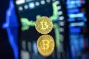 Bitcoin se desploma por debajo de USD 65.000 ante incertidumbre por aranceles de EE.UU.