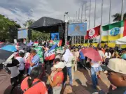 Caleños aguardan en Parque de las Banderas la llegada del candidato presidencial Iván Cepeda