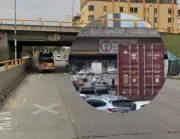 Camión queda atrapado en puente de la Avenida 3 Norte en Cali y genera caos vial