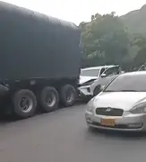 Camioneta de seguridad del gobernador del Cauca dañada en choque múltiple en la Panamericana
