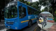 Cantante ambulante rompe ventana de bus SITP en Bogotá tras ser rechazado por conductor