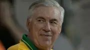 Carlo Ancelotti se vuelve viral en el Carnaval de Río al ser besado por tres mujeres