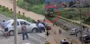 Comunidad de Duitama evita tragedia al sacar carro de vías férreas antes de llegada del tren