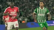 Con polémica arbitral, Atlético Nacional derrota a Santa Fe y extiende su dominio en El Campín