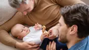 Corte Constitucional permite a parejas adoptantes decidir quién toma licencia de maternidad o paternidad