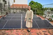 Cubanos enfrentan crisis energética con carbón y paneles solares ante apagones prolongados