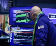 Datos de empleo en EE.UU. impulsan acciones y presionan bonos del Tesoro