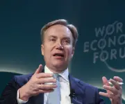 Dimite director del Foro Económico Mundial tras investigación sobre vínculos con Epstein