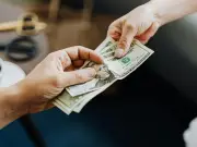 Dólar cae en Colombia ante ajuste de expectativas sobre tasas de interés en EE.UU.