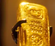 El oro cae a US$5.007,70 por onza por fortaleza del dólar y baja liquidez