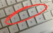 El secreto ergonómico del teclado: por qué las teclas F, J y 5 tienen relieve