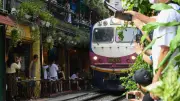 El tren de Hanói: una vía que pasa a centímetros de viviendas y turistas en Vietnam