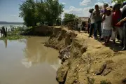 Gobernador declara emergencia en Calamar por erosión del Río Magdalena que amenaza viviendas