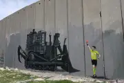 Grafiti en Belén muestra árbitro de UEFA expulsando excavadora israelí que amenaza campo de fútbol