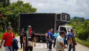 Indígenas del Cauca bloquean vía Popayán-Cali exigiendo nombramiento de 112 docentes