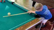 Jude Owens, niño británico de 2 años, rompe dos récords Guinness en snooker