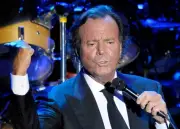 Julio Iglesias demanda a vicepresidenta española Yolanda Díaz por afectar su honor e inocencia