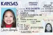 Kansas propone licencias de conducción diferenciadas para identificar no ciudadanos