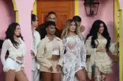 Karol G brilla con vestido de Ann Demeulemeester en el Super Bowl junto a Bad Bunny