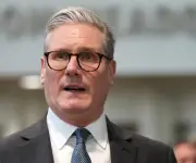 Keir Starmer lidera recuperación económica británica mientras su liderazgo político se tambalea