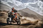 KTM 1390 Super Adventure 2026 llega a Colombia con tres versiones y tecnología de punta