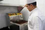 La fascinante historia del gorro de chef: de Asiria a la alta cocina moderna