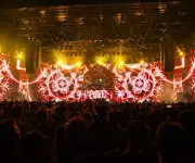 La transformación silenciosa de los clubes: teléfonos reemplazan el baile colectivo