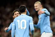 Manchester City presiona al Arsenal con victoria ante Fulham y Semenyo como figura