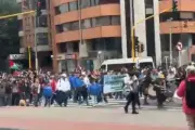Marchas por salario mínimo afectan movilidad en Bogotá con desvíos y bloqueos en carrera 7