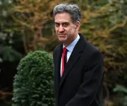 Miliband defiende acuerdo climático con California pese a críticas de Trump y Reform UK