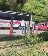 Mujer muere en choque entre moto y camión en autopista de Santander