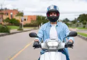 Multa de 633 mil pesos en 2026 por conducir moto con visera del casco levantada en Colombia