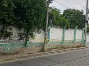 Muro en riesgo en colegio de Cartagena: comunidad exige solución tras más de un año de deterioro