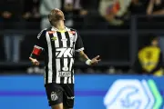 Neymar cumple el sueño de una fanática del Santos FC en emotivo encuentro en el estadio