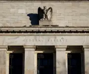 Operadores de bonos apuestan a recortes prolongados de tasas de la Fed hasta 2027
