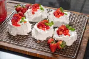 Pavlova Colombiana: Un Postre Elegante que Fusiona Tradición y Sabor