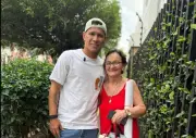 Rafael Carrascal cumple el sueño de doña Consuelo: le regala su camiseta del América de Cali