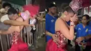 Reina del Carnaval de Barranquilla sufre acoso: hombre la toma del cuello e intenta besarla sin consentimiento