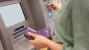 Retirar dinero en cajeros: una acción rutinaria que puede esconder peligrosas estafas