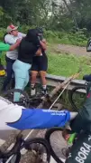 Riña entre dos ciclistas en vía pública por presunta infidelidad se viraliza en redes sociales