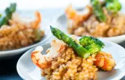 Risotto Cremoso de Coco con Espárragos y Camarones: Una Receta Italiana con Toque Tropical
