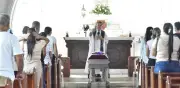 Sacerdote desafía prohibición judicial y oficia misa con féretro durante inspección en Santa Marta