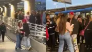 Serenata pública en TransMilenio: mujer intenta reconquistar a su pareja con micrófono y peluche