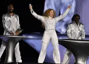 Shakira muestra reacción espontánea al ver rostro de Piqué en concierto de El Salvador