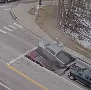 Socavón en Omaha engulle dos vehículos tras colapso de tubería subterránea